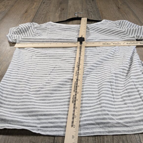 Disney Store T Shirt Top Womens XL Cruella Deville Graphic Short Sleeve V Neck - Picture 5 of 8